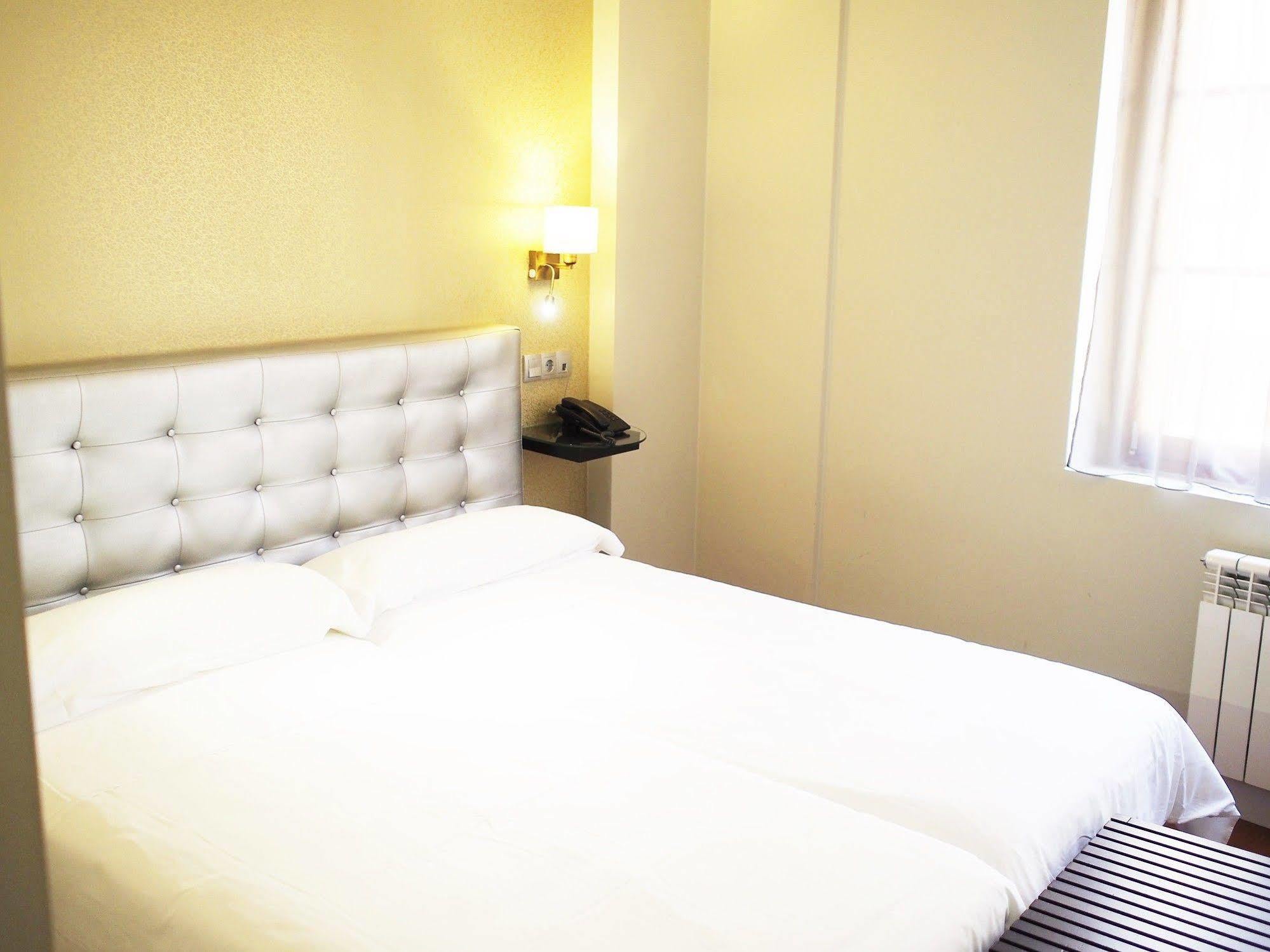 Hotel Rosal โอเบียโด ภายนอก รูปภาพ