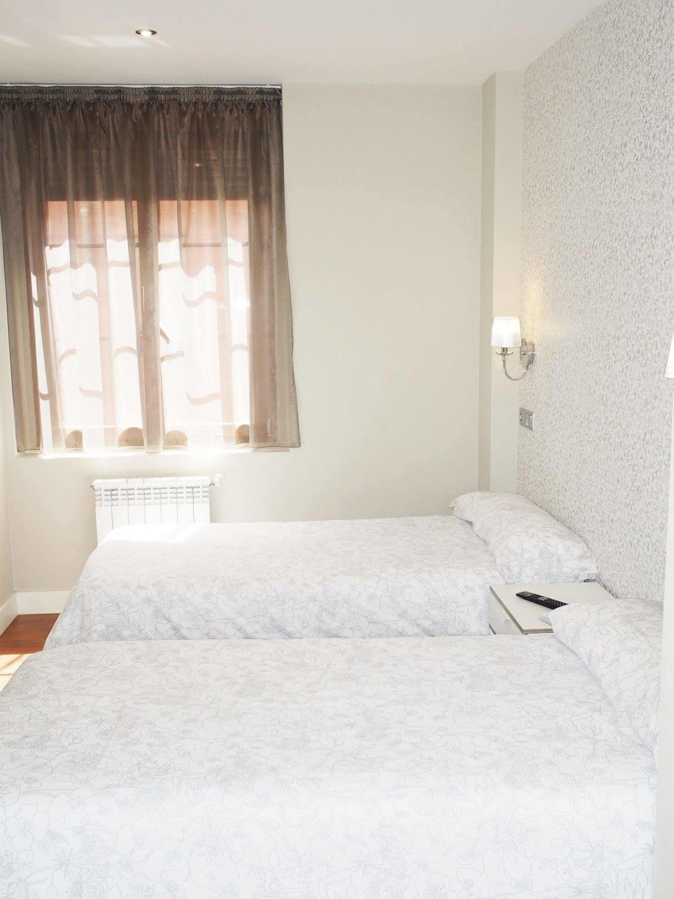 Hotel Rosal โอเบียโด ภายนอก รูปภาพ